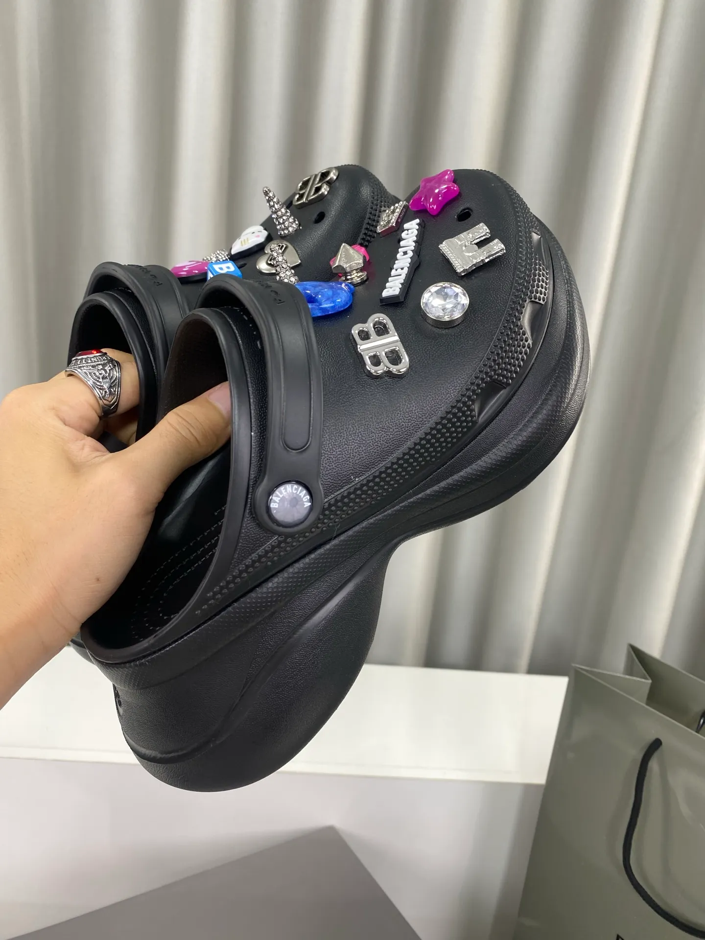 💕💕Factory direct selling price p560💕💕 Men’s and women’s Balenciaga x Crocs co-branded Crocs‼ ️ Balenciaga x Crocs' latest spring and summer couple's Crocs, a new dark horse item for spring 25, fashion bloggers at home and abroad have put on foot shows, popular on social platforms at home and abroad, fashionistas must buy, various Balenciaga element hardware buckle DIY highly brand-recognizable, heavy investment in mold making, ingenious craftsmanship, accurate restoration of every detail, original molded EVA rubber and plastic one-piece outsole, super light on the foot, 6cm outsole height, a proper heightening artifact Original complete package Size: 35-45